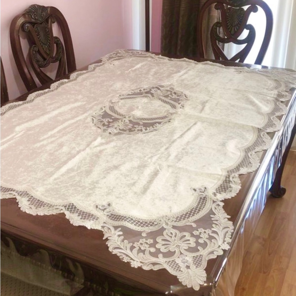 Christmas velvet tablecloth of ivory color and decorated with lace.